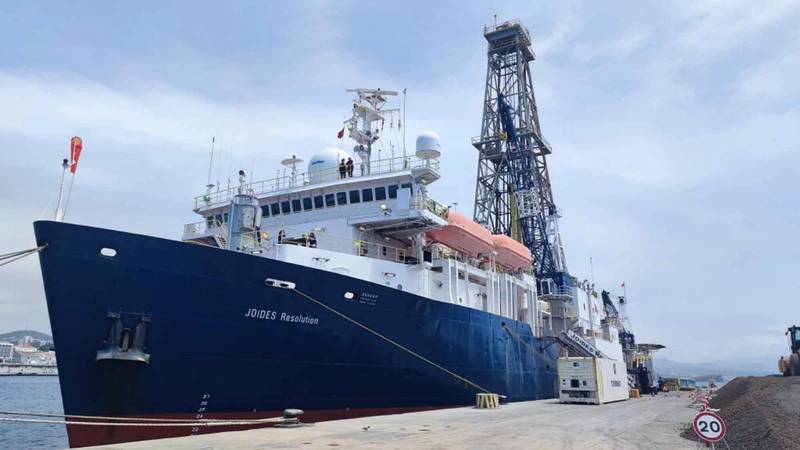 The JOIDES Resolution in port in Ponta Delgada. © Claudio Robustelli Test, IODP JRSO