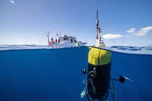 Mesobot, an underwater robot capable of tracking and recording high-resolution images of slow-moving and fragile zooplankton, gelatinous animals, and particles, is providing researchers with deeper insight into the vast mid-ocean region known as the twilight zone. © Evan Kovacs/©Woods Hole Oceanographic Institution